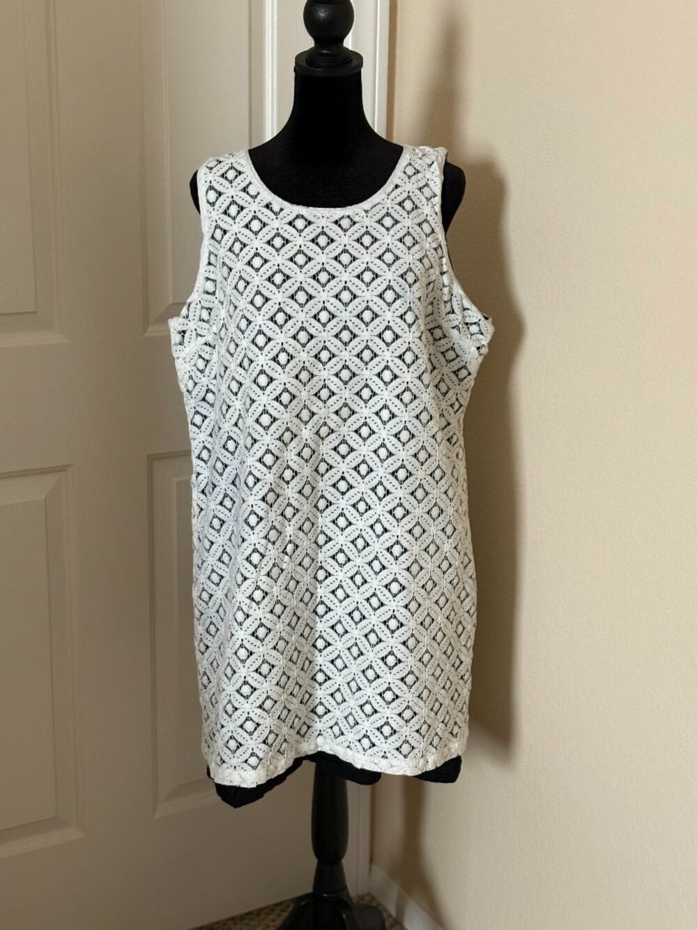 APT. 9 Sleeveless dress, XL, Off-white Applique lace over Black